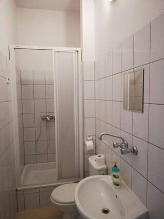 Хостелы Hostel Wólka Kosowska Вулька-Косовска Четырехместный номер с собственной ванной комнатой-2